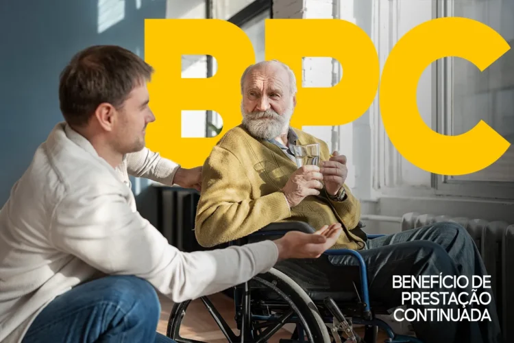 Pagamento do BPC de março é iniciado pelo INSS; veja quando você recebe 1 Homem idoso sentado em cadeira de rodas segura copo de água enquanto conversa com cuidador