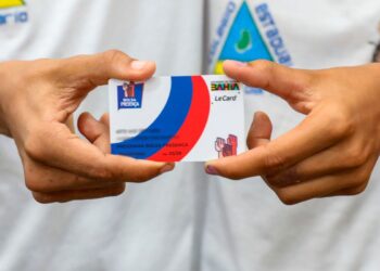 Estudante recebe cartão do programa Bolsa Presença que garante incentivo mensal de R$ 100 para alunos da Educação de Jovens e Adultos em Alagoinhas.