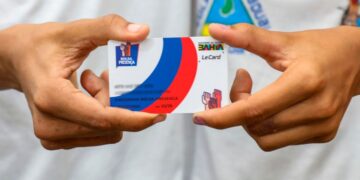 Estudante recebe cartão do programa Bolsa Presença que garante incentivo mensal de R$ 100 para alunos da Educação de Jovens e Adultos em Alagoinhas.