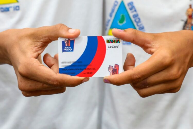 Estudante recebe cartão do programa Bolsa Presença que garante incentivo mensal de R$ 100 para alunos da Educação de Jovens e Adultos em Alagoinhas.