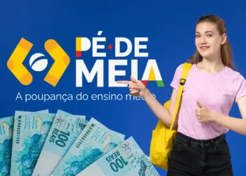 Estudante apontando para o programa Pé-de-Meia enquanto cédulas de 100 reais ilustram o incentivo de até R$ 3.000 pago a alunos do ensino médio que atendem aos critérios do benefício.