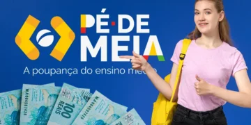 Estudante apontando para o programa Pé-de-Meia enquanto cédulas de 100 reais ilustram o incentivo de até R$ 3.000 pago a alunos do ensino médio que atendem aos critérios do benefício.