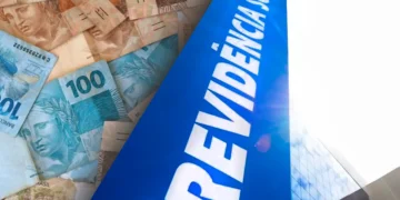 Pagamento do INSS de março já começou: veja o calendário e descubra quando o seu depósito cai! 7 Cédulas de real próximas à fachada azul do INSS destacando Previdência Social