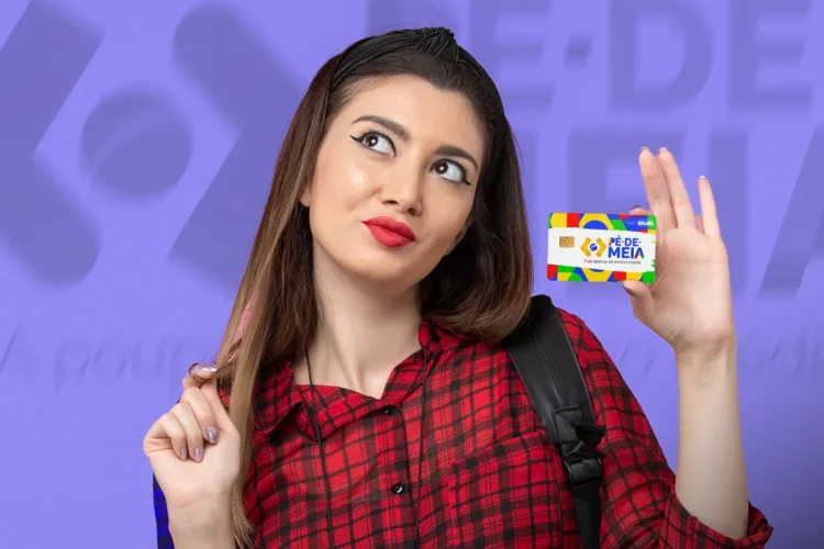 R$ 2.200 liberados em março pelo Pé-de-Meia: veja quem tem direito ao benefício e as datas de pagamento! 2 Jovem estudante olha pensativa enquanto segura cartão colorido do programa Pé-de-Meia