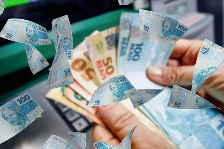 INSS libera R$ 1,4 bilhão para 87 mil brasileiros; confira quem tem direito! 1 Pessoa segurando cédulas de dinheiro brasileiro representando pagamento liberado pelo INSS para beneficiários no Brasil