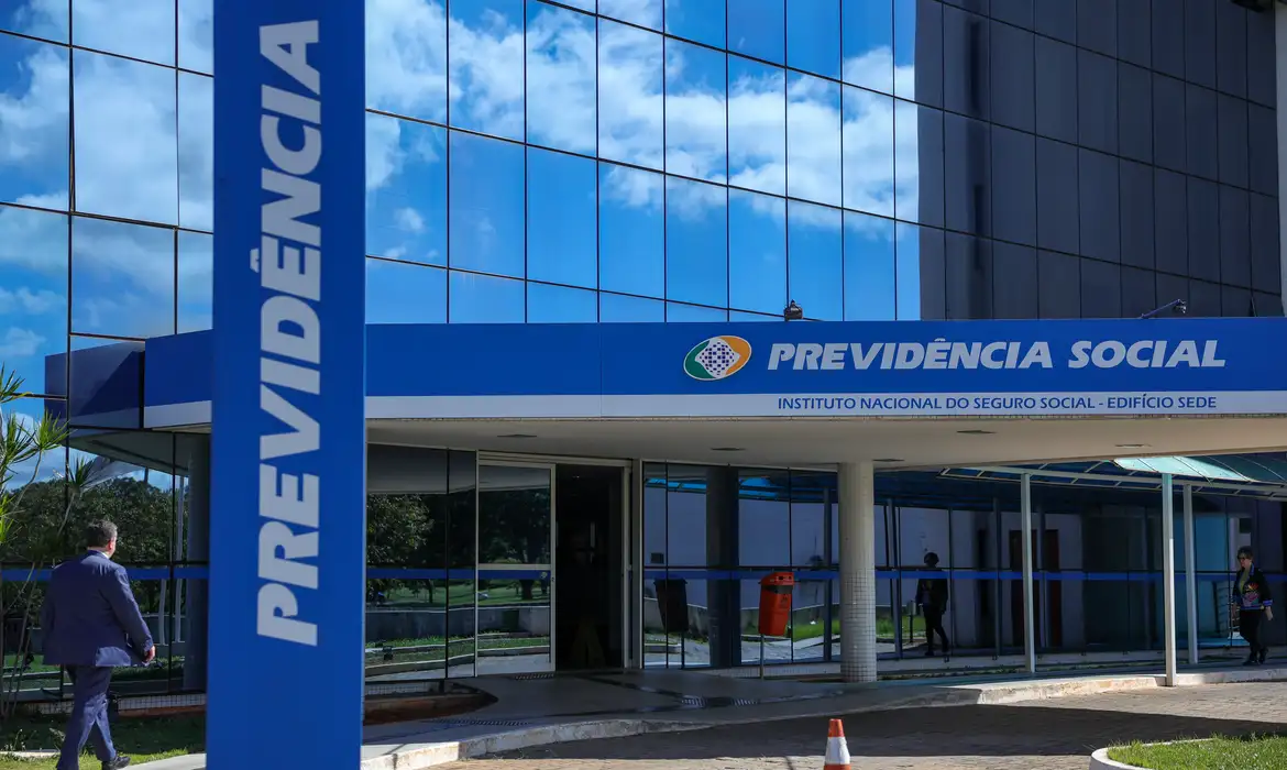 INSS libera pagamentos de até R$ 8.475,55 entre 03 e 05/03 — fachada do edifício sede da Previdência Social, Instituto Nacional do Seguro Social, com letreiro azul e logotipo oficial