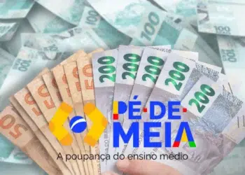 Notas de R$ 50, R$ 100 e R$ 200 do Brasil, com o logo do Pé-de-Meia, representando o pagamento de até R$ 1.200 para estudantes nascidos em novembro e dezembro.