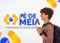 Estudante jovem de perfil com mochila azul ao lado do logo Pé-de-Meia
