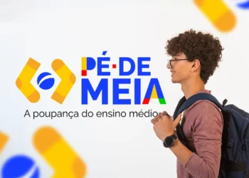 Estudante jovem de perfil com mochila azul ao lado do logo Pé-de-Meia