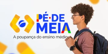 Estudante jovem de perfil com mochila azul ao lado do logo Pé-de-Meia