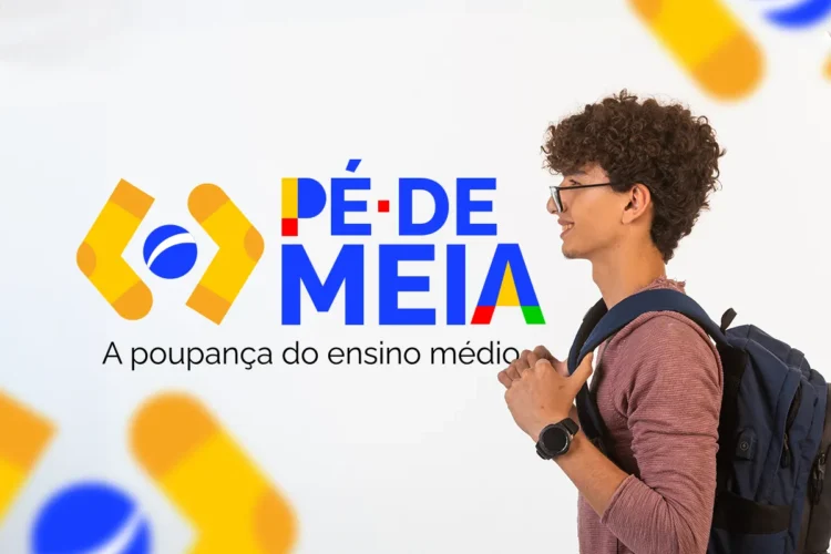 Estudante jovem de perfil com mochila azul ao lado do logo Pé-de-Meia