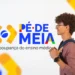 Pé-de-Meia finaliza pagamentos de março nesta segunda-feira (30) — saiba quando será o próximo depósito? 9 Estudante jovem de perfil com mochila azul ao lado do logo Pé-de-Meia