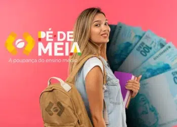 Mulher sorrindo com mochila escolar, ao fundo dinheiro em notas de 100 reais, destacando a campanha 'Pé-de-Meia' sobre o pagamento de parcelas do ensino médio.