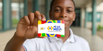 Jovem segurando o cartão do programa Pé-de-Meia, representando o programa que a Justiça identificou problemas nos pagamentos