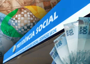 Placa da Previdência Social destacada com notas de cem reais e fundo de notas variadas