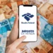 Receita Federal libera programa do IRPF 2026 para download antes do prazo — celular com logo da Receita Federal sobre fundo de notas de reais