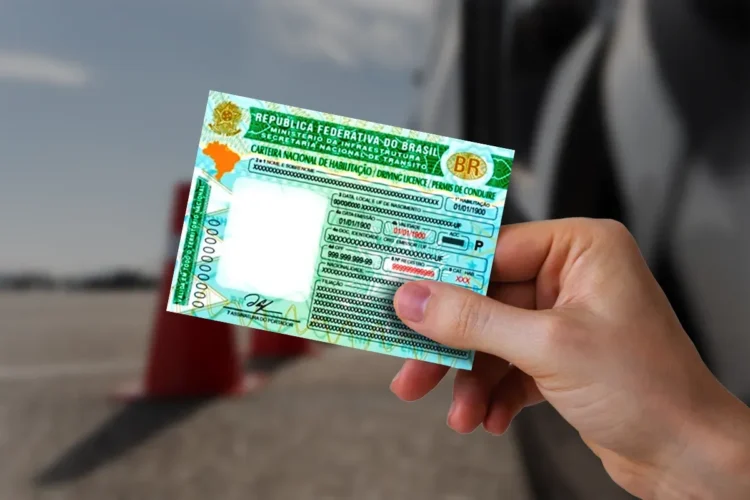 Renovação automática da CNH: passo a passo para solicitar 1 Uma pessoa segurando a CNH brasileira com informações pessoais ocultas, em fundo de cones de trânsito.