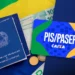 PIS/Pasep: veja como solicitar o ressarcimento até 31 de março para receber em abril 9 Carteira de trabalho, cartão PIS/Pasep, cédulas e moedas sobre bandeira do Brasil