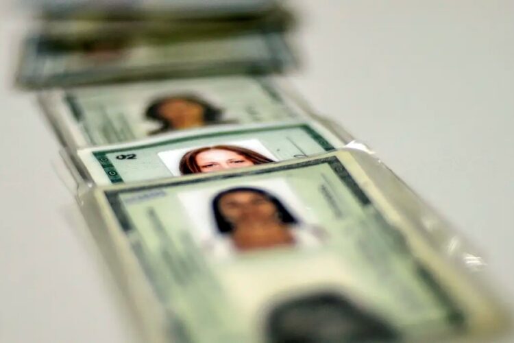 Antigos RGs empilhados, destacando a importância de atualizar para a nova identidade brasileira.