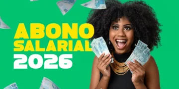 Trabalhadora segurando notas de real representando o pagamento do abono salarial PIS/Pasep liberado para nascidos em fevereiro em 2026.