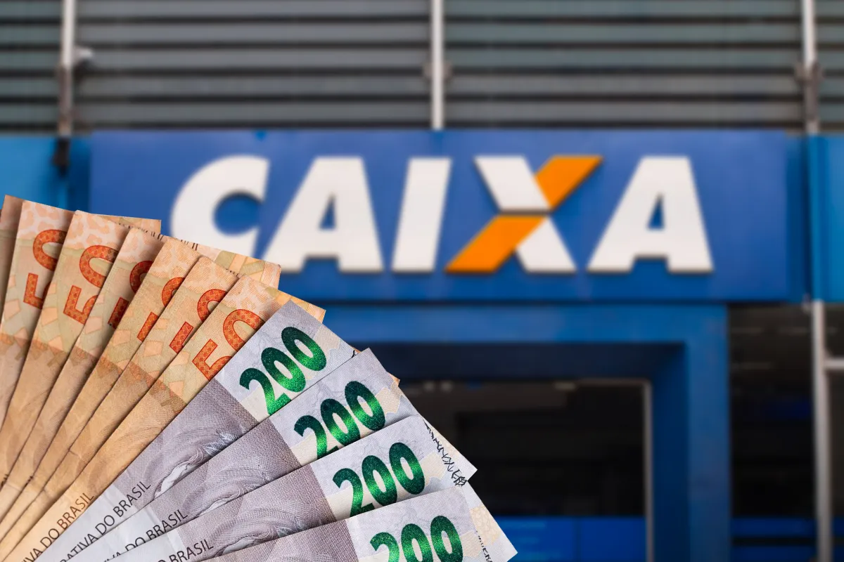 R$ 6.220 disponíveis na CAIXA: moradores da BA, MA, MG, PA, PI podem solicitar o saque a partir desta quinta-feira (19) 2 Notas de R$ 50 e R$ 200 em frente à fachada de agência da Caixa Econômica Federal, ilustrando o Saque Calamidade do FGTS disponível para moradores dos municípios habilitados em 2026