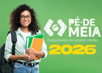 Jovem segurando cadernos coloridos diante de fundo verde ao lado do logo Pé-de-Meia 2026