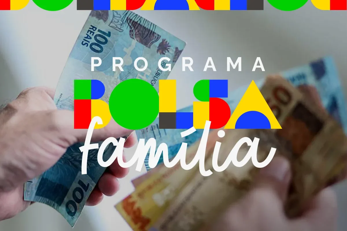 Beneficiários com NIS final 3 recebem Bolsa Família hoje (20): Veja os detalhes! 2 Beneficiário recebendo o pagamento do Bolsa Família com notas de R$100, representando os valores de março de 2026.