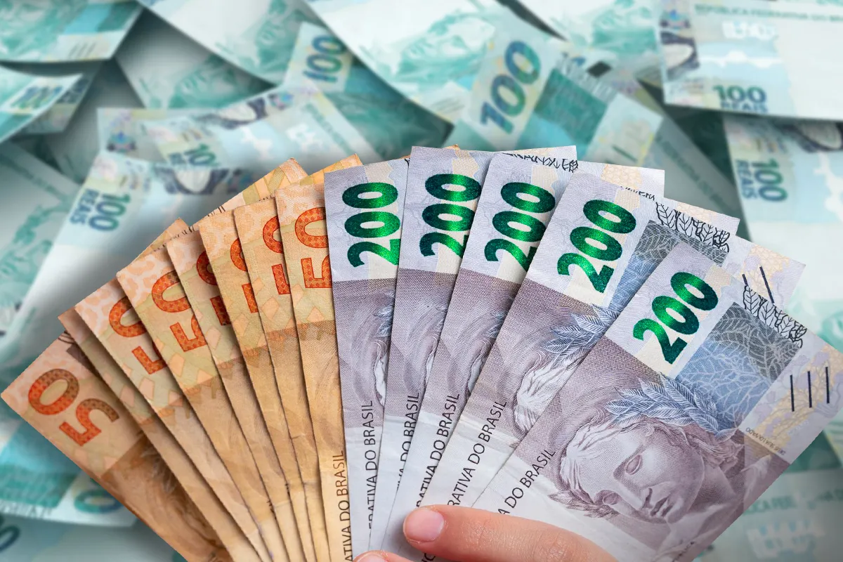 Brasileiros ainda podem resgatar mais de R$ 10 bilhões esquecidos em contas bancárias 2 Dinheiro em notas de real representando a recuperação de valores esquecidos pelo sistema SVR do Banco Central.