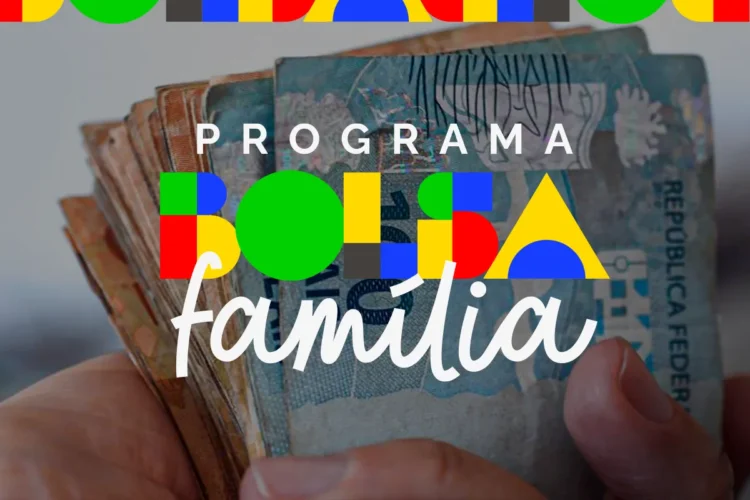 Mão segurando notas de dinheiro brasileiro com logotipo oficial do Programa Bolsa Família em primeiro plano.
