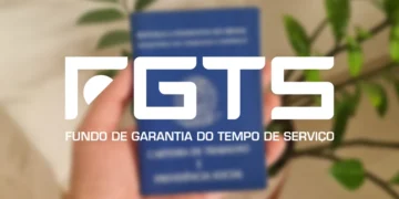 CAIXA autoriza saque de R$ 6.220 a partir desta quarta-feira (1º) para moradores da BA, RJ, MG e PA 8 Carteira de Trabalho azul sendo segurada por uma mão, logo do FGTS em destaque, planta ao fundo
