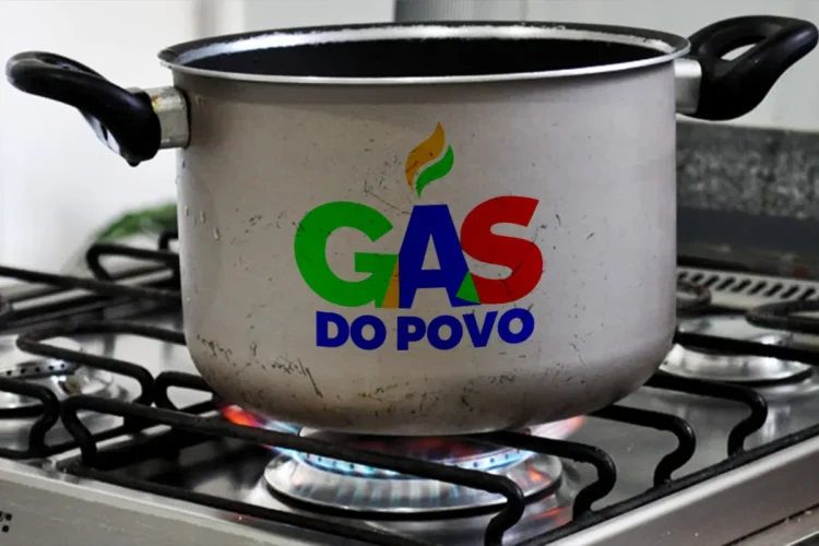 Uma panela com o logo do programa Gás do Povo, em uma cozinha com o gás aceso, representando a liberação do programa em abril.