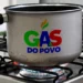206 mil famílias recebem vale-recarga do Gás do Povo em nova etapa do benefício 9 Uma panela com o logo do programa Gás do Povo, em uma cozinha com o gás aceso, representando a liberação do programa em abril.