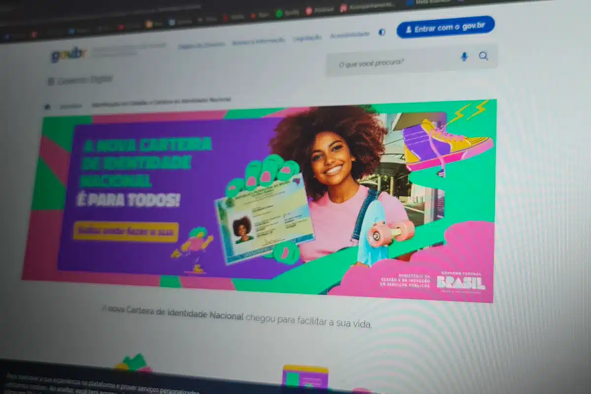 Emissão sem custos da nova Carteira de Identidade Nacional: veja como realizar até 20 de abril 2 Mulher negra sorrindo segura CIN com texto "é para todos" no site gov.br com cores vibrantes