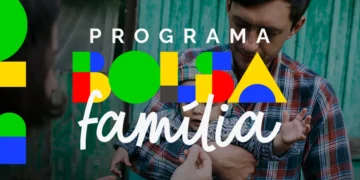 Pai segura criança no colo com logotipo colorido do Programa Bolsa Família sobreposto à imagem.