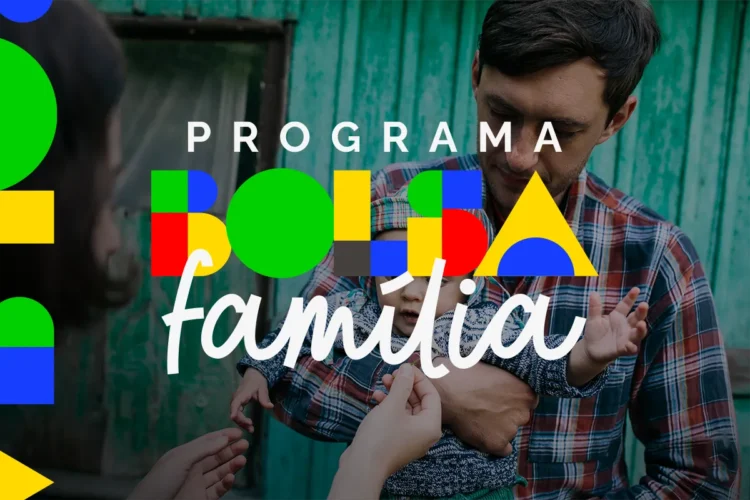 Pai segura criança no colo com logotipo colorido do Programa Bolsa Família sobreposto à imagem.