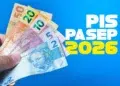 Mão segurando cédulas de real (R$ 2, R$ 5, R$ 10, R$ 20 e R$ 50) com texto "PIS PASEP 2026" sobre fundo azul.