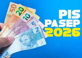 Mão segurando cédulas de real (R$ 2, R$ 5, R$ 10, R$ 20 e R$ 50) com texto "PIS PASEP 2026" sobre fundo azul.