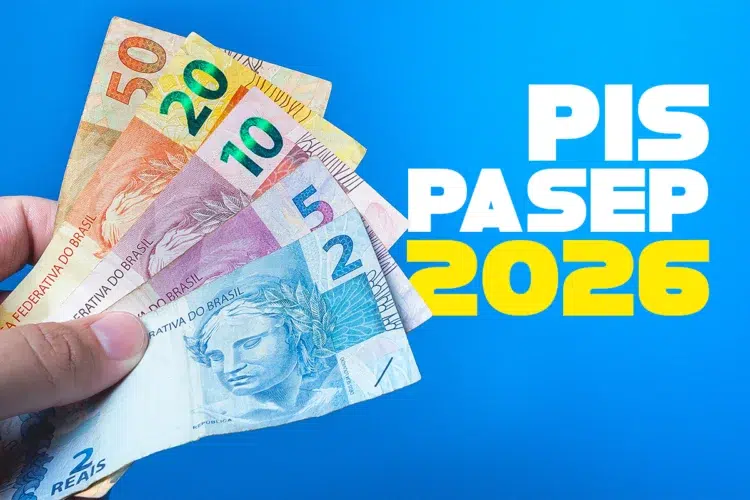 Mão segurando cédulas de real (R$ 2, R$ 5, R$ 10, R$ 20 e R$ 50) com texto "PIS PASEP 2026" sobre fundo azul.