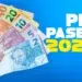 Mão segurando cédulas de real (R$ 2, R$ 5, R$ 10, R$ 20 e R$ 50) com texto "PIS PASEP 2026" sobre fundo azul.