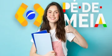 Jovem segurando cadernos, sorrindo e fazendo joinha ao lado do logo colorido Pé-de-Meia