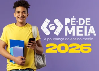Jovem sorridente com camiseta amarela segura cadernos e celular em material promocional do Pé-de-Meia 2026.