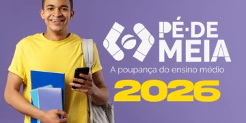 Jovem sorridente com camiseta amarela segura cadernos e celular em material promocional do Pé-de-Meia 2026.
