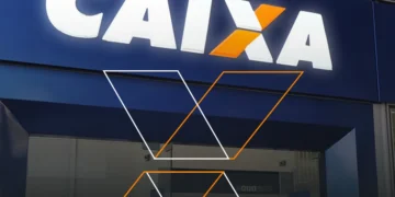 CAIXA: Saque de R$ 6.220 disponível até domingo (5) para CPFs com finais 0 a 9 7 Letreiro Caixa em destaque acima da entrada de agência bancária azul